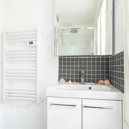 Beautiful And Bright Studio Near Belleville *